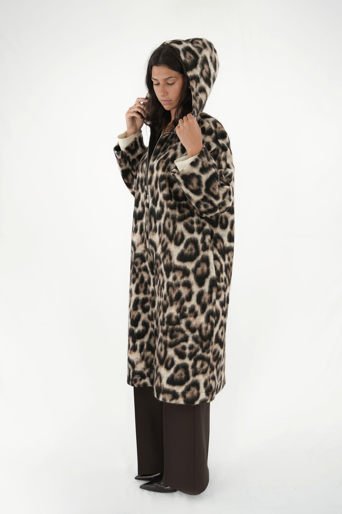 Cappotto maculato lungo con cappuccio e zip centrale bidirezionale