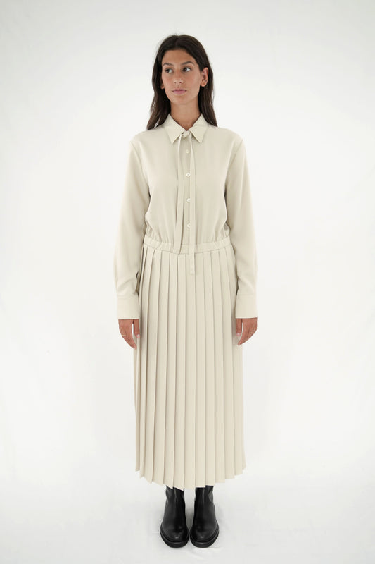 Abito lungo a camicia con gonna a pieghe
