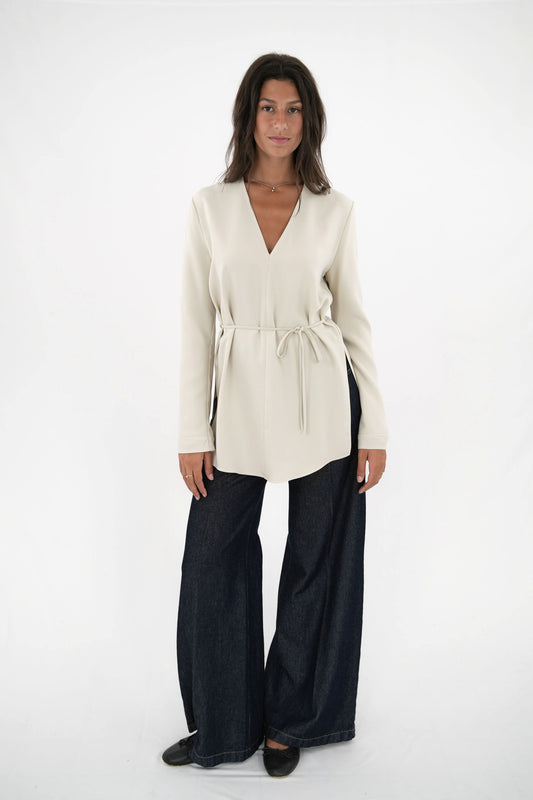 Tunica con cinturina e spacchi laterali