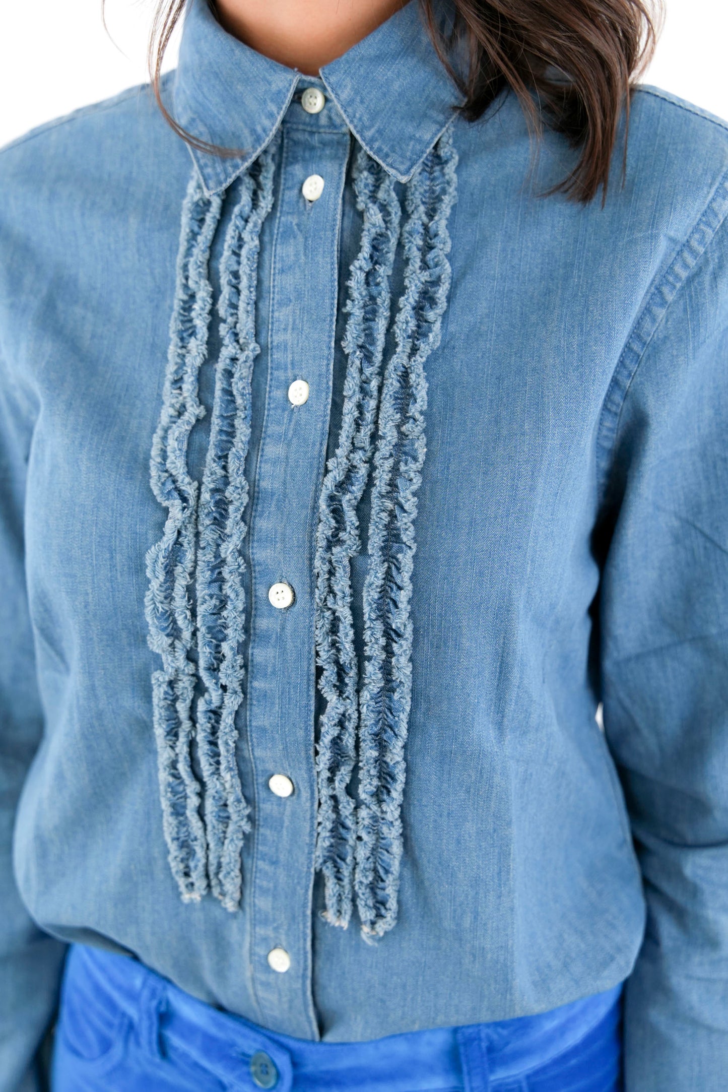 Camicia in denim chiaro con rouches