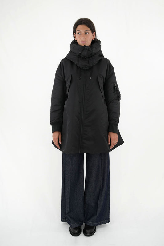 Parka nero con polsi in maglia, cappuccio staccabile, doppia tasca frontale e laterale, coulisse sul fondo. High Termal Insulation, Superior Breathability, Easy Care