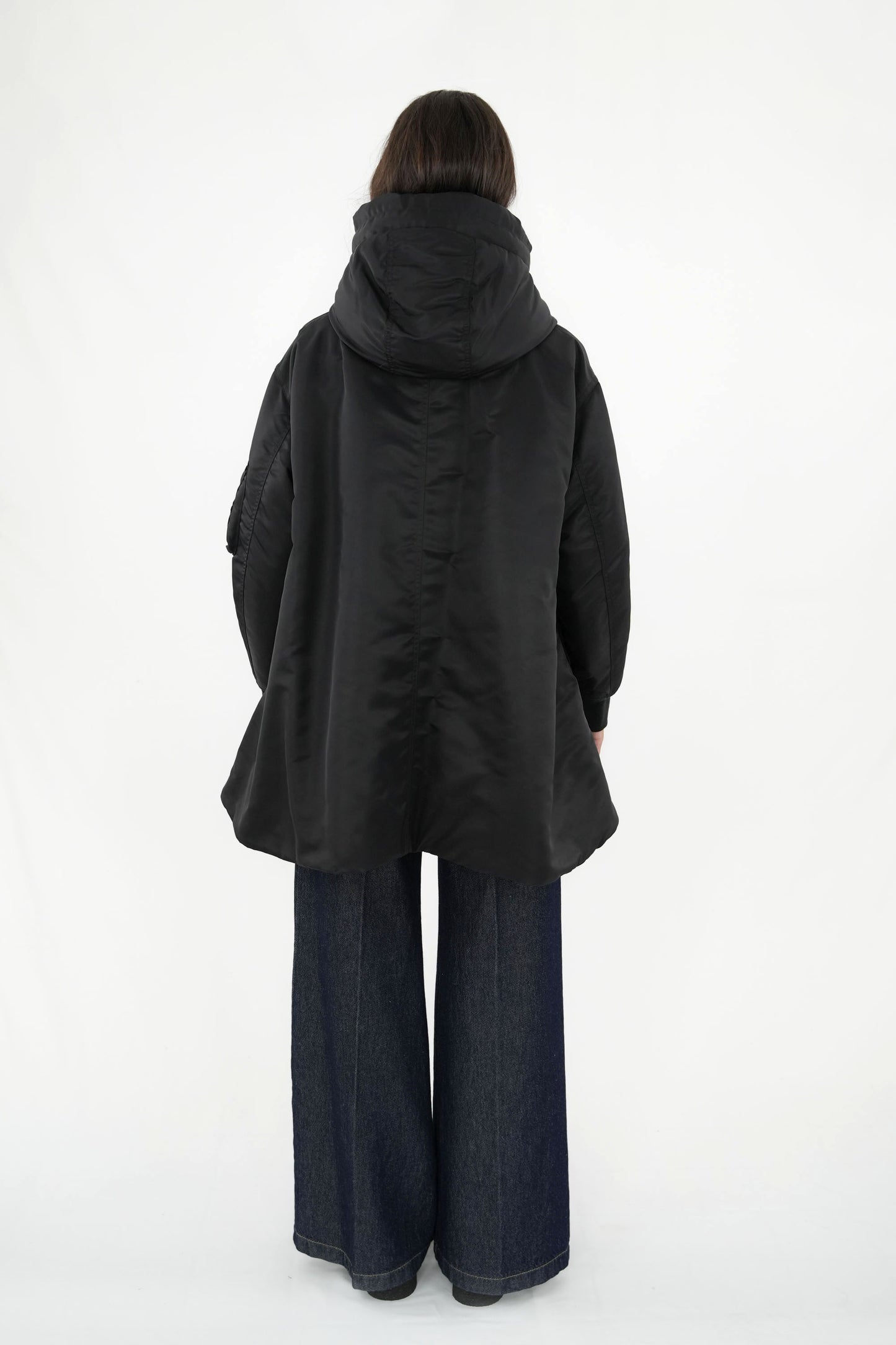 Parka nero con polsi in maglia, cappuccio staccabile, doppia tasca frontale e laterale, coulisse sul fondo. High Termal Insulation, Superior Breathability, Easy Care