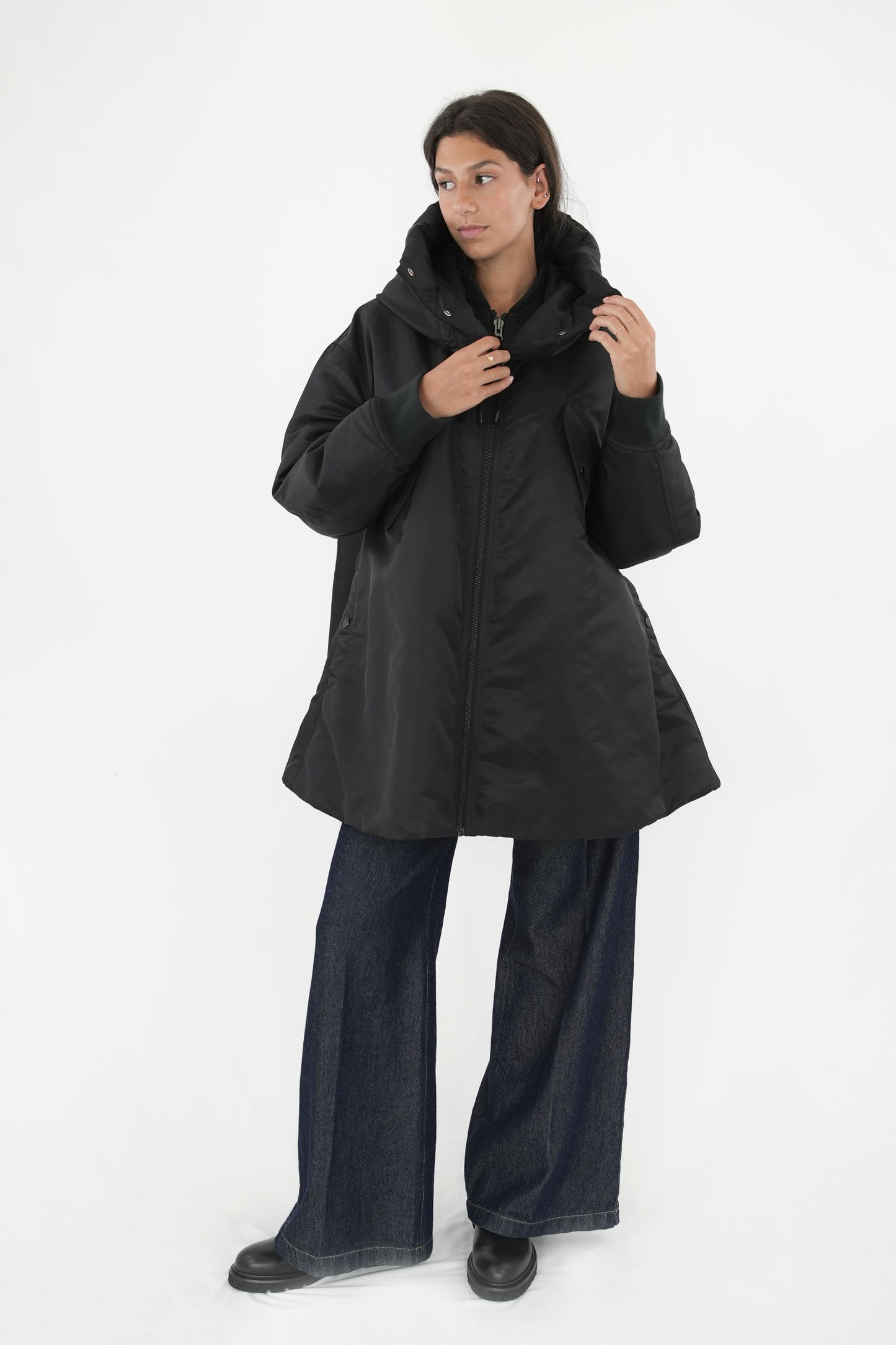 Parka nero con polsi in maglia, cappuccio staccabile, doppia tasca frontale e laterale, coulisse sul fondo. High Termal Insulation, Superior Breathability, Easy Care
