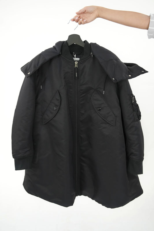 Parka nero con polsi in maglia, cappuccio staccabile, doppia tasca frontale e laterale, coulisse sul fondo. High Termal Insulation, Superior Breathability, Easy Care