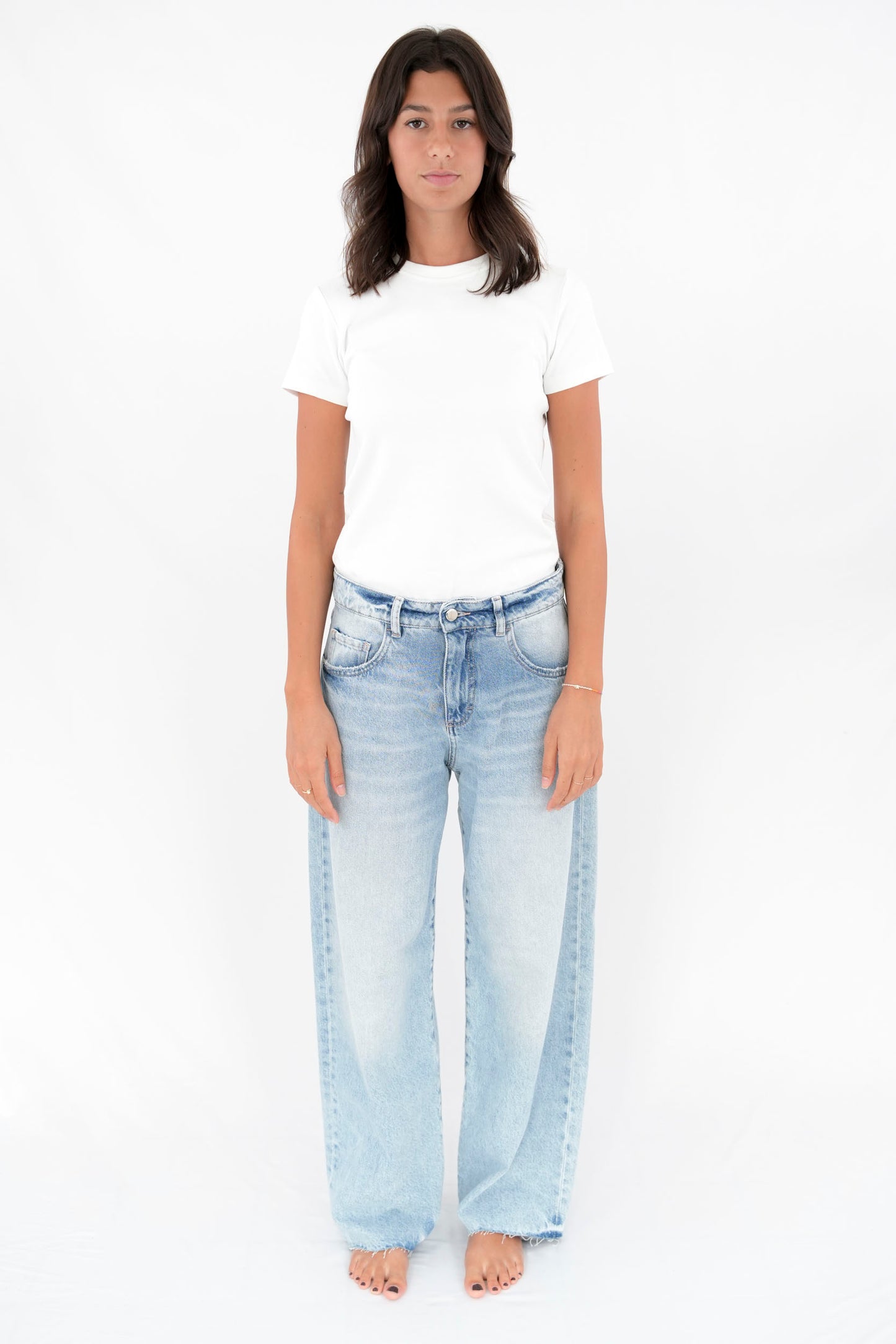 Jeans gamba ampia lavaggio chiaro sfrangiato