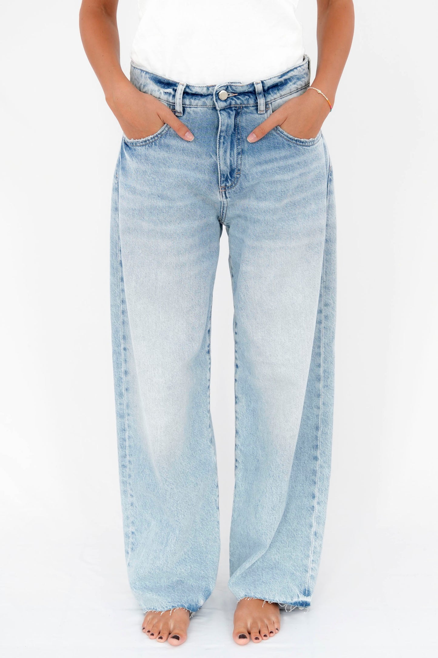 Jeans gamba ampia lavaggio chiaro sfrangiato