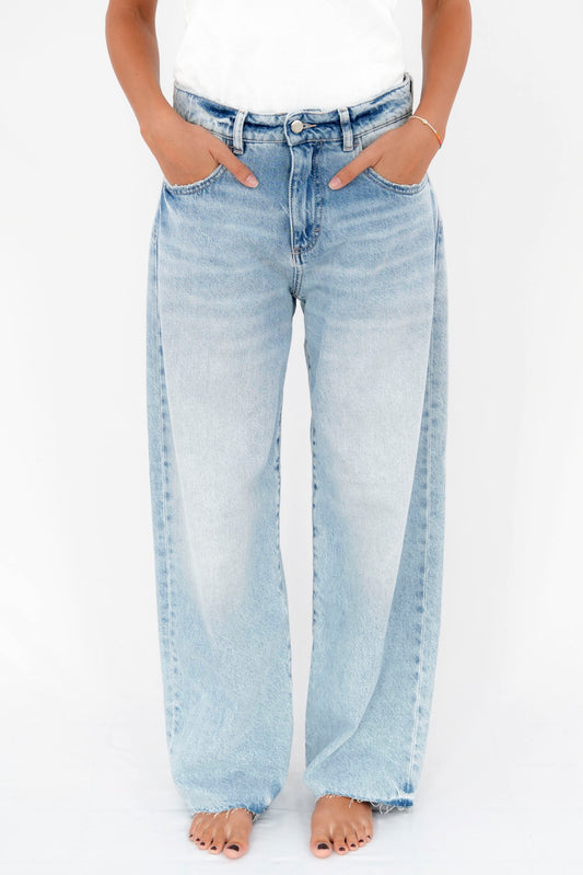 Jeans gamba ampia lavaggio chiaro sfrangiato