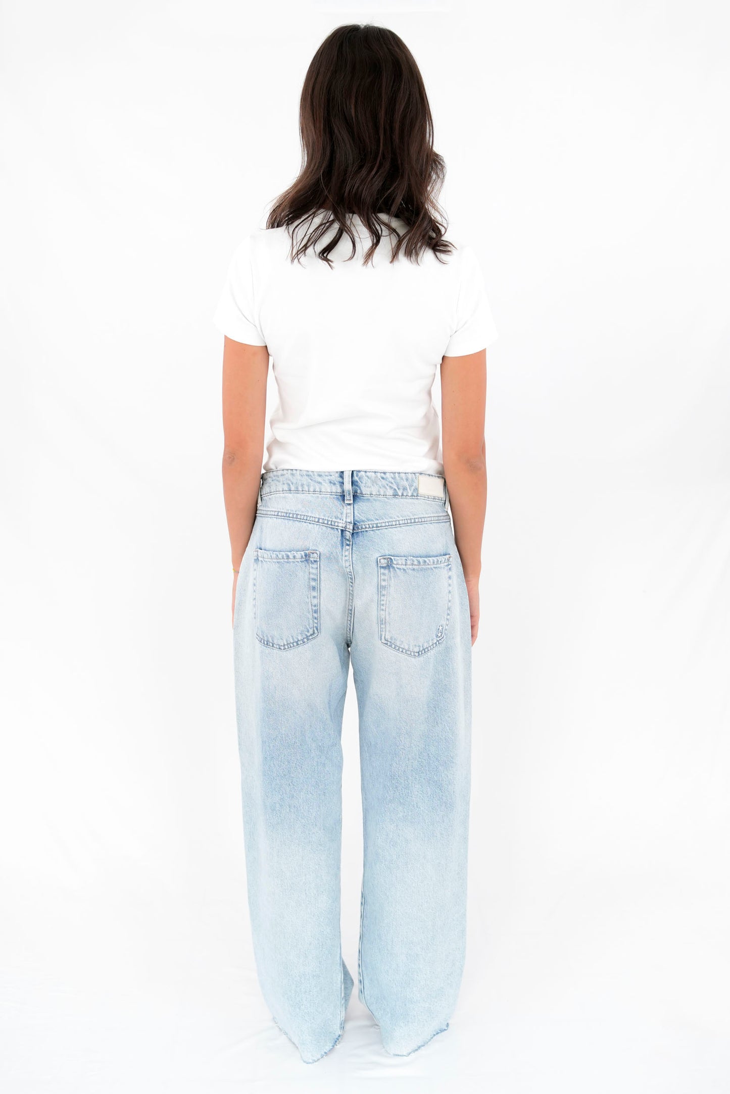 Jeans gamba ampia lavaggio chiaro sfrangiato