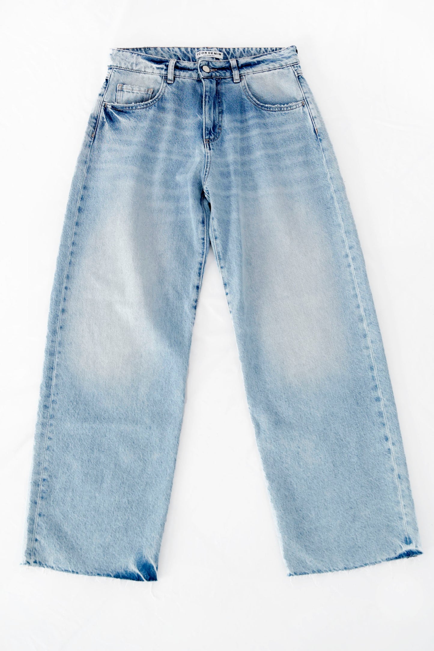 Jeans gamba ampia lavaggio chiaro sfrangiato