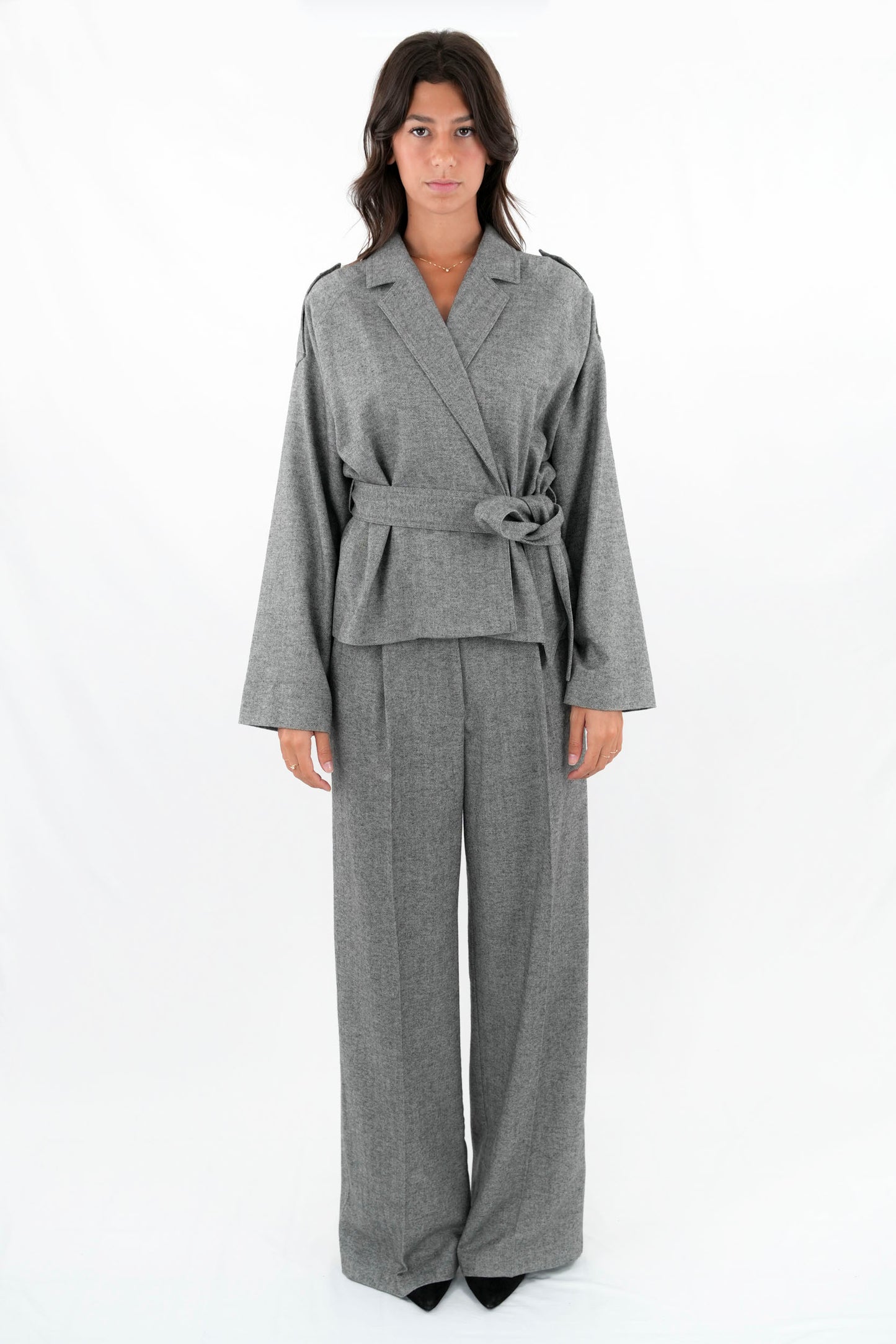 Pantalone stile jogger con pences